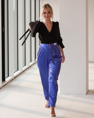 💙 ELEGANCIA, KTORÁ MÁ ENERGIU 💙 Satén, ktorý chytá svetlo pri každom kroku – a čierny top, čo drží rovnováhu. Dokonalá...